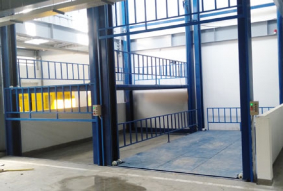 Cầu nâng vận thăng