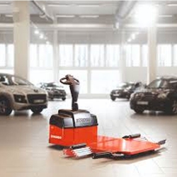 Xe nâng ô tô di chuyển trong xưởng