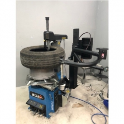 Máy ra vào lốp có cơ cấu tay đè