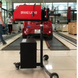 Máy tiện láng đĩa phanh trên xe